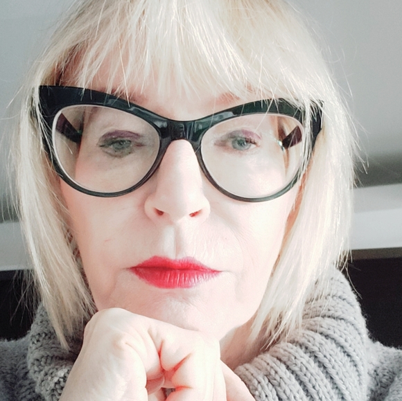 Meet your Posher, Karen - Picture 2 of 2